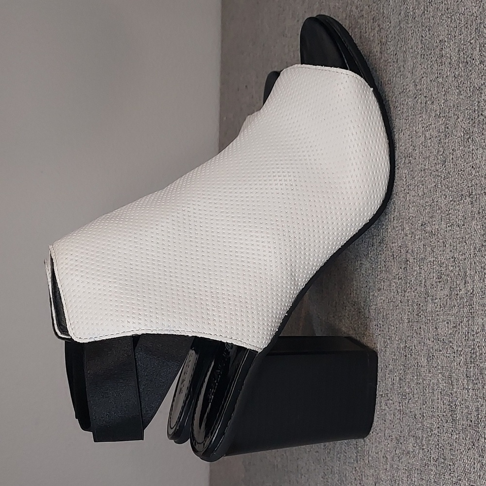 Kenneth Cole Reaction White Black Fridah Fly Peep Toe Bootie Dress Sandal Size 8